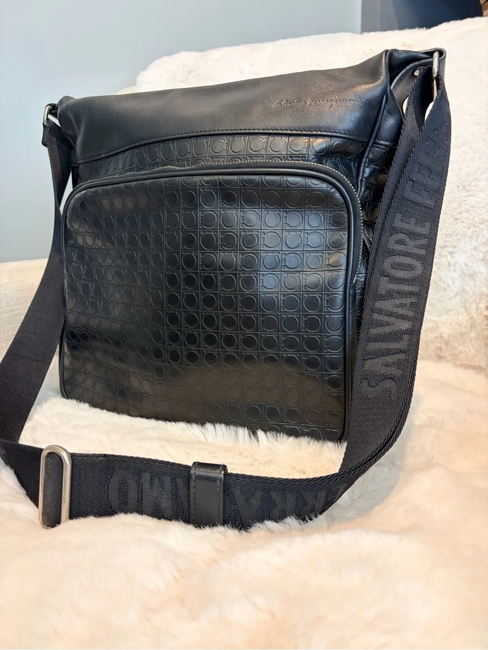 Salvatore Ferragamo Large Gancini Black Leather Messenger Crossbody Bag - Picture 2 of 14